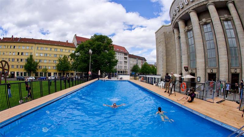 Planschen fürs Volk: Berliner Volksbühne wird zum Freibad Das Becken ist 25 Meter lang und etwa 1,30 Meter tief.