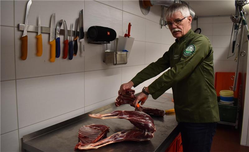 Das Becken öffnet der passionierte Jäger Wolfgang Kliebisch nicht mehr, bevor er das Reh in die Kühlung hängt. Denn dann bleibt die Keule zarter. Foto: Hansen