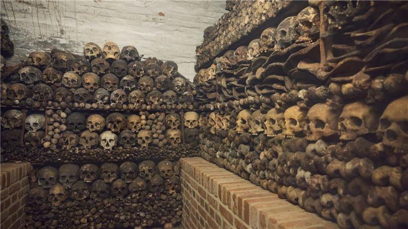 Schädel und Knochen gestapelt auf dem Kiez Das Beinhaus in der Krypta.