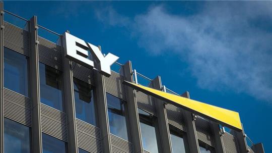 Das Beratungsunternehmens Ernst & Young (EY) wird von der Aktionärsvereinigung DSW auf Schadenersatz im Fall Wirecard verklagt.