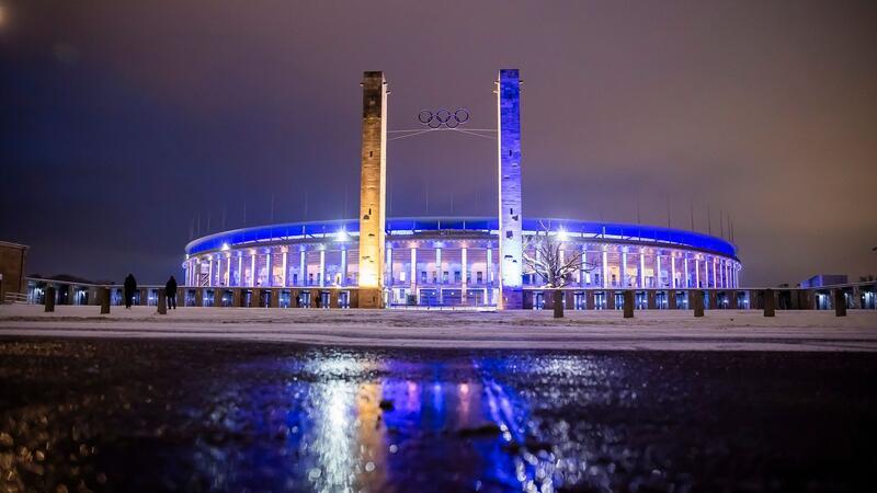 Hertha öffnet digitales Kondolenzbuch für Bernstein Das Berliner Olympiastadion wird im Gedenken an den verstorbenen Vereinspräsidenten von Hertha BSC blau-weiß beleuchtet.