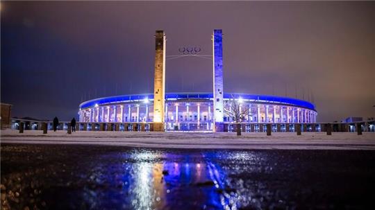 Das Berliner Olympiastadion wird im Gedenken an den verstorbenen Vereinspräsidenten von Hertha BSC blau-weiß beleuchtet.