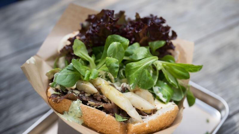 Das Berliner Restaurant „Kebap with attitude“ hat zur Spargelsaison nun auch den „Döner Beelitzer Art“ im Angebot.