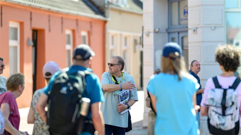 Morden in Leer - Auf den Spuren des „Friesland“-Krimis Das Bestattungsinstitut im Film ist in Wahrheit ein Immobilienbüro.