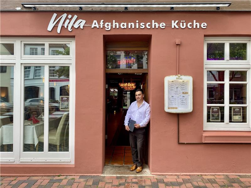 Inhaber Fazel Nejati steht im Eingang seines Restaurants Nila in Buxtehude.