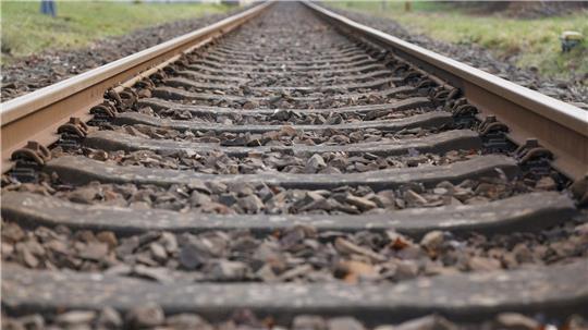 Das Betreten von Bahngleisen ist gefährlich. (Symbolbild)