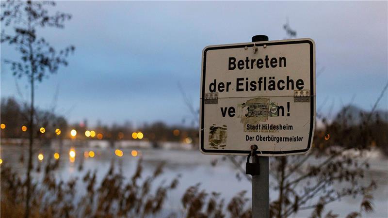 Das Betreten von Eisflächen ist vielerorts verboten. (Archivbild) 