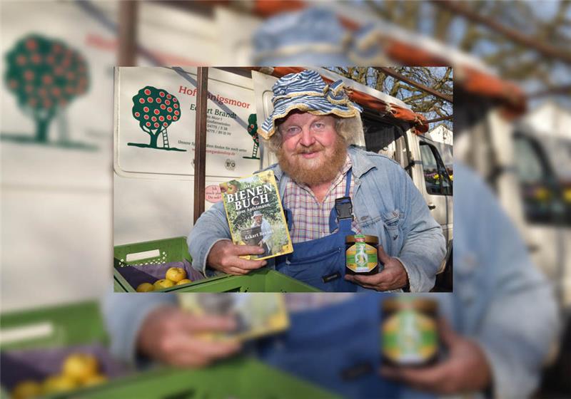„Das Bienenbuch vom Apfelmann“: Boomgarden-Gründer Eckart Brandt präsentiert sein jüngstes Werk auf dem Wochenmarkt Altkloster. Foto: Vasel