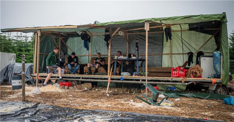 Die verrücktesten Wohnwagen und Zelte beim Deichbrand Das Bier-Camp. Foto: Arnd Hartmann