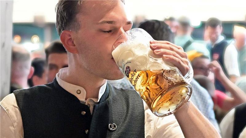 Das Bier gefällt ihm besser als in seiner Hamburger Heimat.