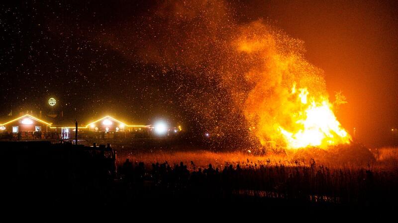 Das Biike-Feuer brennt vor der Deichpromenade. Die Nordfriesen treiben den Winter mit Feuer aus.