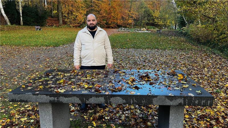 Das Bild aus dem Jahr 2023 zeigt das muslimische Grabfeld auf dem Stader Friedhof in Campe. Imam Talha Üzüm steht am Totentisch, auf dem vor dem Begräbnis der Leichnam abgelegt wird.