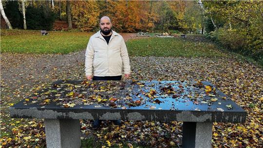 Das Bild aus dem Jahr 2023 zeigt das muslimische Grabfeld auf dem Stader Friedhof in Campe. Imam Talha Üzüm steht am Totentisch, auf dem vor dem Begräbnis der Leichnam abgelegt wird.