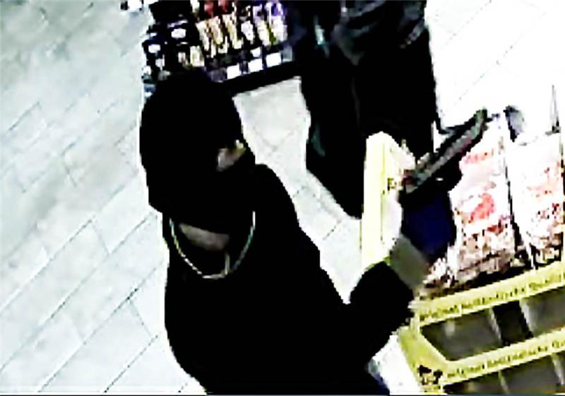 Das Bild aus der Überwachungskamera zeigt die beiden Täter, im Ausschnitt hier zu sehen: der bewaffnete Räuber.