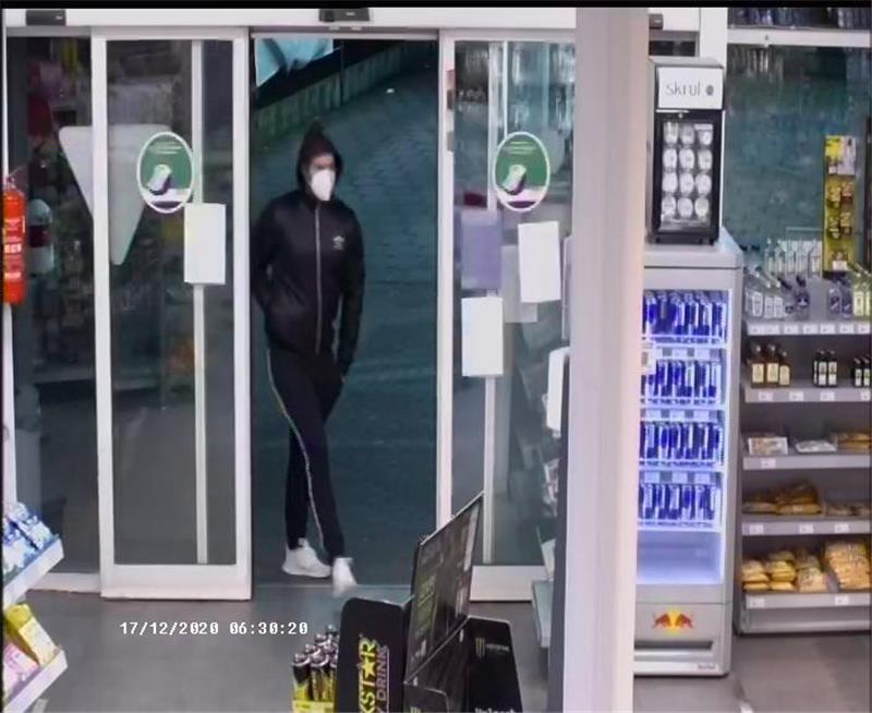 Das Bild der Überwachungskamera zeigt den Täter beim Betreten der Tankstelle. Foto: Polizei