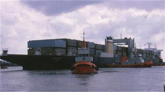 Das Bild des LASH-Carriers "München" wurde 1978 in Bremerhaven aufgenommen - wenige Monate später verschwand das Schiff im stürmischen Atlantik.