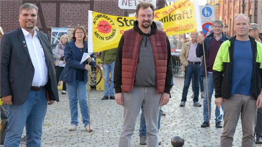 Das Bild entstand im Wahlkampf 2021. Es zeigt den SPD-Fraktionsvorsitzenden Nick Freudenthal (Mitte) mit Benjamin Koch-Böhnke (Linkspartei) und Ulrich Felgentreu (Bündnis 90/DieGrünen).