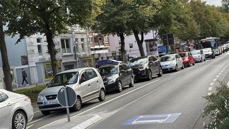 Verkehrsversuch in Buxtehude: Vom Chaos zur Ordnung in der Bahnhofstraße Das Bild vom 1. September um 17.20 Uhr zeigt einen Rückstau auf der Bahnhofstraße. Damit der Verkehr effektiver abfließt, plant die Stadt, die Ampelschaltung zu verändern.