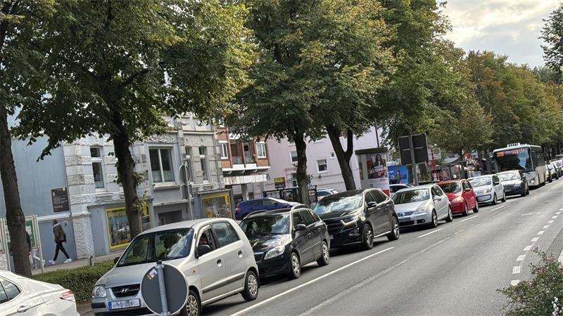 Das Bild vom 1. September um 17.20 Uhr zeigt einen Rückstau auf der Bahnhofstraße. Eine zweite Verkehrszählung ermittelte vor Kurzem die Verkehrsströme infolge des Verkehrsversuchs.