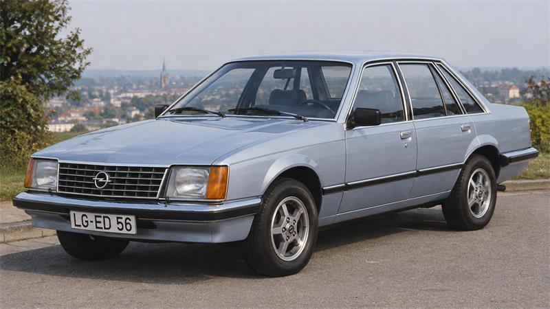 Phantom von Himmelpforten: Timm Lamba auf den Spuren von Serienmörder Wichmann Das Bild vom Opel Senator hat Autor Timm Lamba mit KI erstellt. Er hofft, dass es Erinnerungen an Begegnungen in den 80er Jahren wachruft.