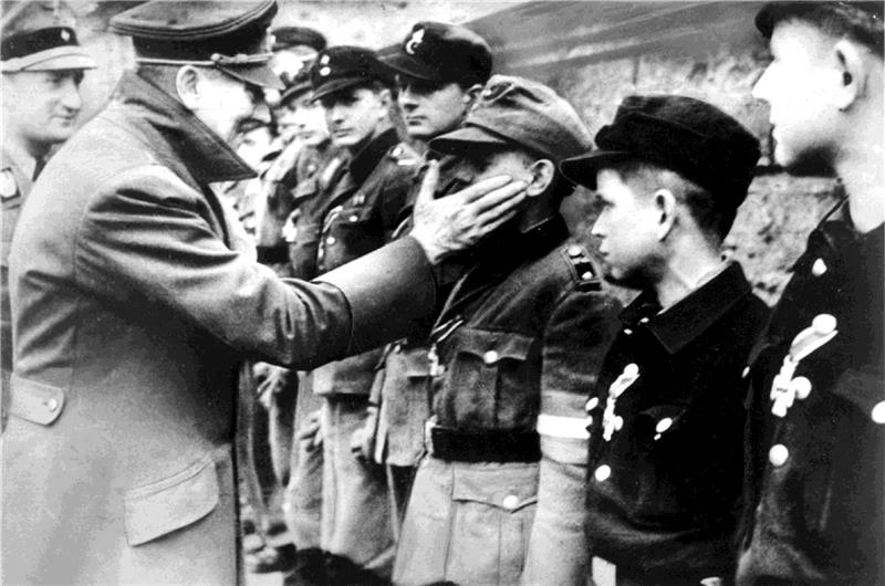 Das Bild von Adolf Hitler entstand vermutlich am 20. April 1945 in Berlin. Er zeichnet Angehörige der Hitlerjugend aus. Es ist eines der letzten Fotos des Diktators. Foto: dpa