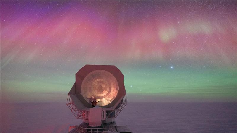 Das Bild von Aman Chokshi zeigt das riesige Teleskop an der Amundsen-Scott-Südpolstation umgeben von spektakulären Polarlichtern.