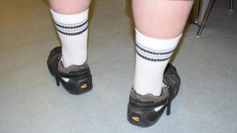 Das Bild von Socken und Sandalen beleidige ihn nicht als Mann: Zum Beweis erscheint ein Besucher am Sandalismus-Abend in dieser Modesünde.