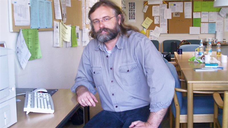 Das Bild zeigt Carsten Schröder 2007 im Lehrerzimmer der Berufsbildenden Schulen Buxtehude.
