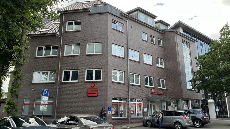 Das Bild zeigt das Gebäude der Sparkasse-Harburg-Buxtehude in der Hauptstraße in Buxtehude-Altkloster. Die Sparkasse fand die Filiale geschlossen, derzeit stehen dort nur noch Geldautomaten und Kontoauszugsdrucker.