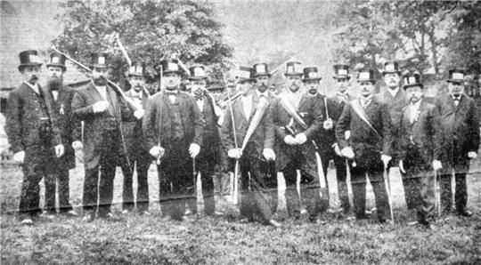 Das Bild zeigt das Schwarze Corps des Schützenvereins Altkloster am Tag seiner Gründung am 16. Juni 1901. Das Bild erschien damals im TAGEBLATT-Vorgänger „Buxtehuder Wochenblatt“.