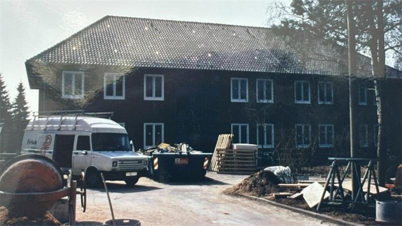 Das Bild zeigt das heutige Gebäude der Volkshochschule Buxtehude im September 1996. Damals wurde das frühere Kasernengebäude modernisiert, damit die Volkshochschule es nutzen kann.