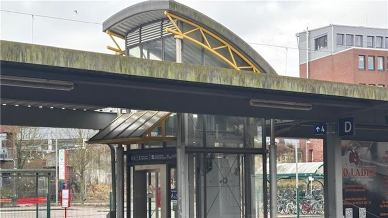 Das Bild zeigt den Aufzug an den Gleisen 2 und 3.