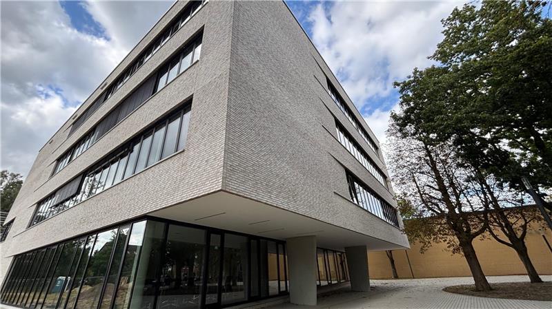 Buxtehudes modernste Schule: So sieht der HPS-Neubau von innen aus Das Bild zeigt den Erweiterungsbau der Halepaghen-Schule. Im Erdgeschoss befinden sich Lehrer-Arbeitsplätze und die Verwaltung. In den oberen Etagen stehen die Naturwissenschaften im Mittelpunkt.