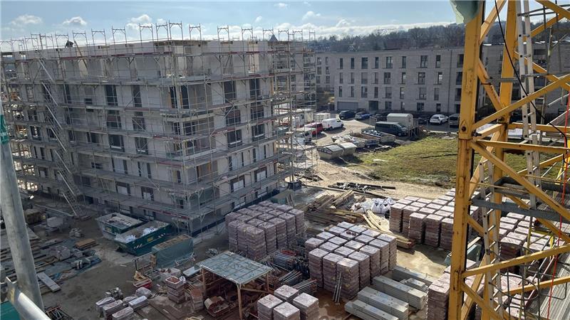 Das Bild zeigt den Innenhof des neuen Wohnungskomplexes der HBI in der Giselbertstraße.
