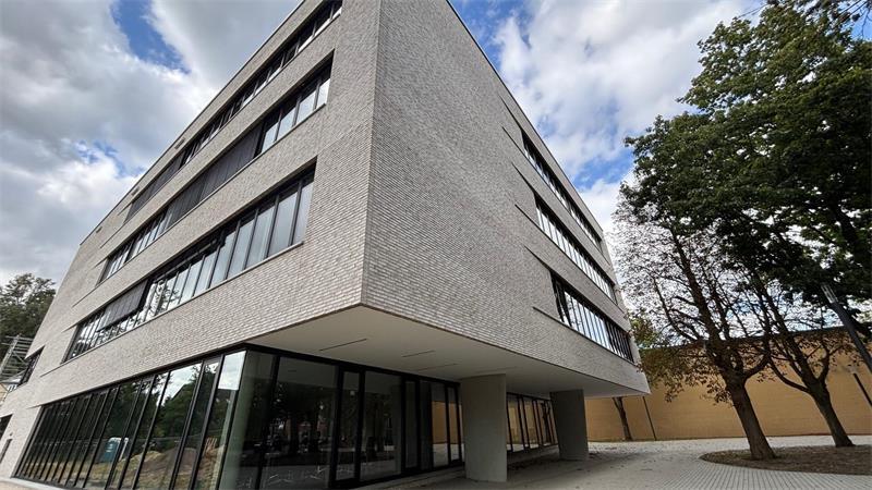 Diese Schulen im Kreis Stade geben auch am Donnerstag Hitzefrei Das Bild zeigt den Neubau der Buxtehuder Halepaghen-Schule.