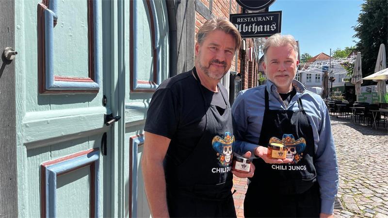 Das Bild zeigt den mittlerweile verstorbenen Abthaus-Wirt Christian Kutz-Kromnow (links) mit André Grote.