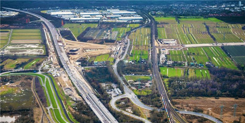 Innerhalb weniger Wochen: A26 kostet plötzlich 100 Millionen Euro mehr Das Bild zeigt die Großbaustelle Autobahnkreuz Hamburg-Hafen im Zuge der A7. Rechts ist die Hafenbahn zu sehen. Der Tunnel unter dieser Bahnlinie für die A26 ist ein Grund, warum sich der Bau verzögert.
