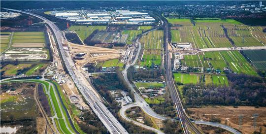 Das Bild zeigt die Großbaustelle Autobahnkreuz Hamburg-Hafen im Zuge der A7. Rechts ist die Hafenbahn zu sehen. Der Tunnel unter dieser Bahnlinie für die A26 ist ein Grund, warum sich der Bau verzögert.