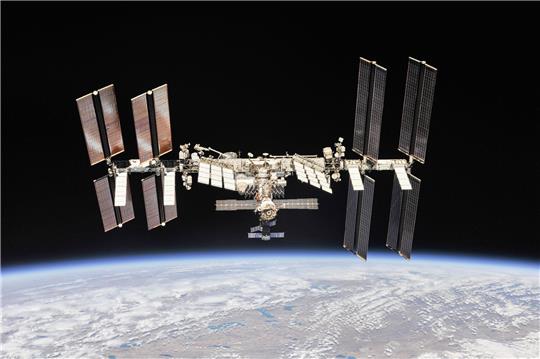 Das Bild zeigt die Internationale Raumstation (ISS). Foto: picture alliance/dpa/NASA | -