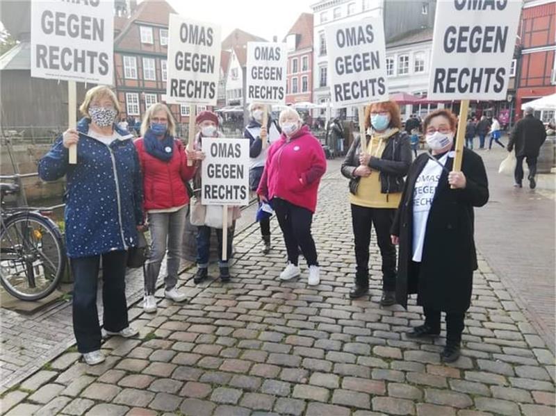 Omas gegen Rechts bald in Buxtehude Das Bild zeigt die „Omas gegen Rechts“ bei einer Demo im Oktober 2020 in Stade.