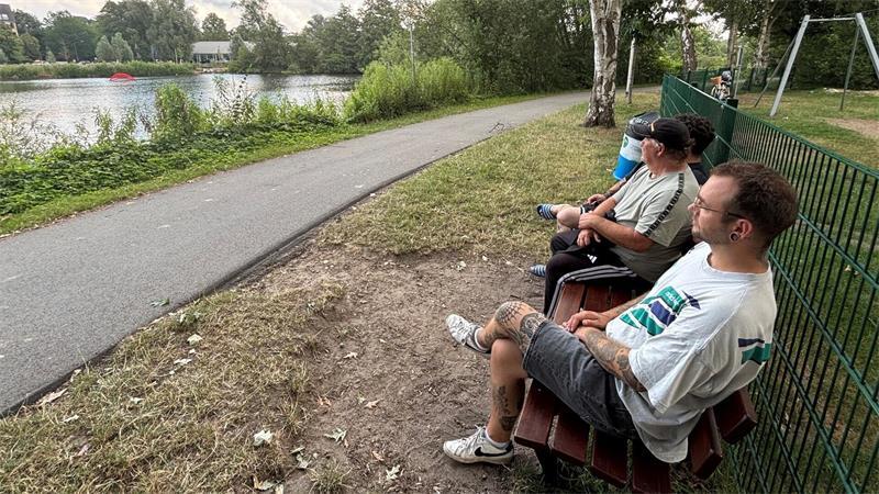 Blinde Zerstörungswut? Trauerstelle in Buxtehude zwei Mal vernichtet Das Bild zeigt die Sitzbank am Mühlenteich im Buxtehuder Stadtteil Altkloster, die für manche Menschen Gedenkstätte an einen verstorbenen Freund ist.