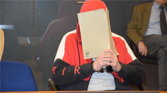 Hinter Büropappe der Angeklagte: der 43-Jährige zum Prozessauftakt im Schwurgerichtssaal am Landgericht Stade