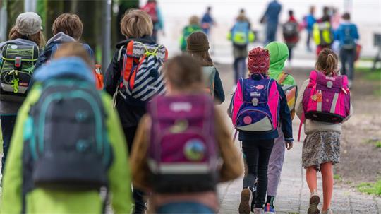 Kinder mit Schulranzen.