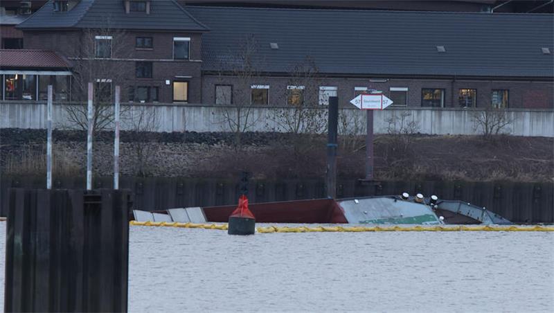 Gesunkenes Binnenschiff taucht wieder auf – Bergung dauert Tage Das Binnenschiff „Alster“, das gestern am Kalikai im Blumensandhafen in Hamburg-Wilhelmsburg gesunken war, ist am Mittwoch bei Niedrigwasser wieder aufgetaucht.