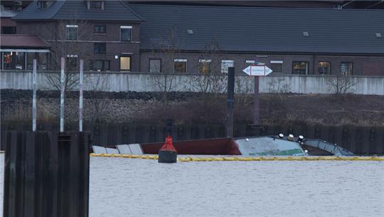 Das Binnenschiff „Alster“, das gestern am Kalikai im Blumensandhafen in Hamburg-Wilhelmsburg gesunken war, ist am Mittwoch bei Niedrigwasser wieder aufgetaucht.