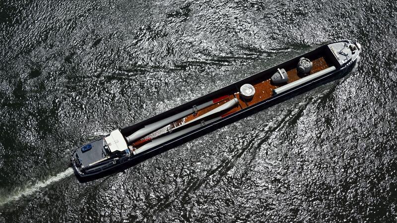 Das Binnenschiff verursachte eine starke Beschädigung am Hauptträger der Brücke. (Symbolbild)