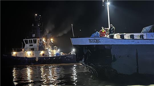 Das Binnenschiff wurde durch den Aufprall beschädigt, eine Gefahr ging davon allerdings nicht aus.