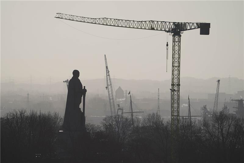 Das Bismarck-Denkmal ist als Silhouette in der Morgensonne zu sehen. Die Sanierung soll im zweiten Quartal 2023 beendet sein. Der künstlerische Wettbewerb zur Auseinandersetzung mit dem Kolonialismus rund um das Denkmal startet im Januar. Foto: Marcus Brandt/dpa
