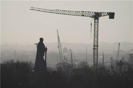 Das Bismarck-Denkmal ist als Silhouette in der Morgensonne zu sehen. Die Sanierung soll im zweiten Quartal 2023 beendet sein. Der künstlerische Wettbewerb zur Auseinandersetzung mit dem Kolonialismus rund um das Denkmal startet im Januar. Foto: Marcus Brandt/dpa
