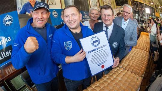Das Bismarkheringsbrötchen war mit exakt 6,68 Metern mehr als zwei Meter länger als das bisherige Rekordbrötchen.